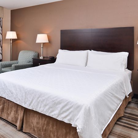 Holiday Inn Express & Suites Emporia Northwest By Ihg Bagian luar foto