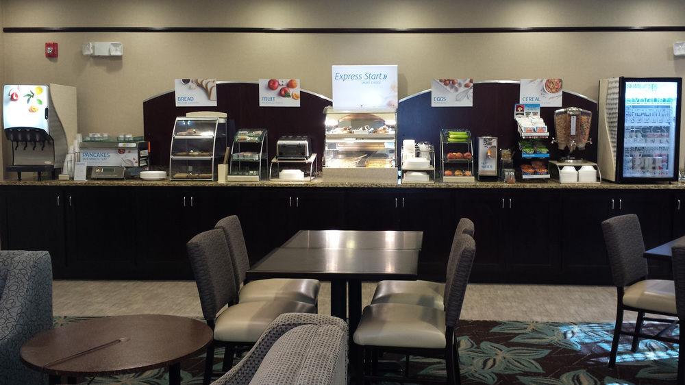 Holiday Inn Express & Suites Emporia Northwest By Ihg Bagian luar foto