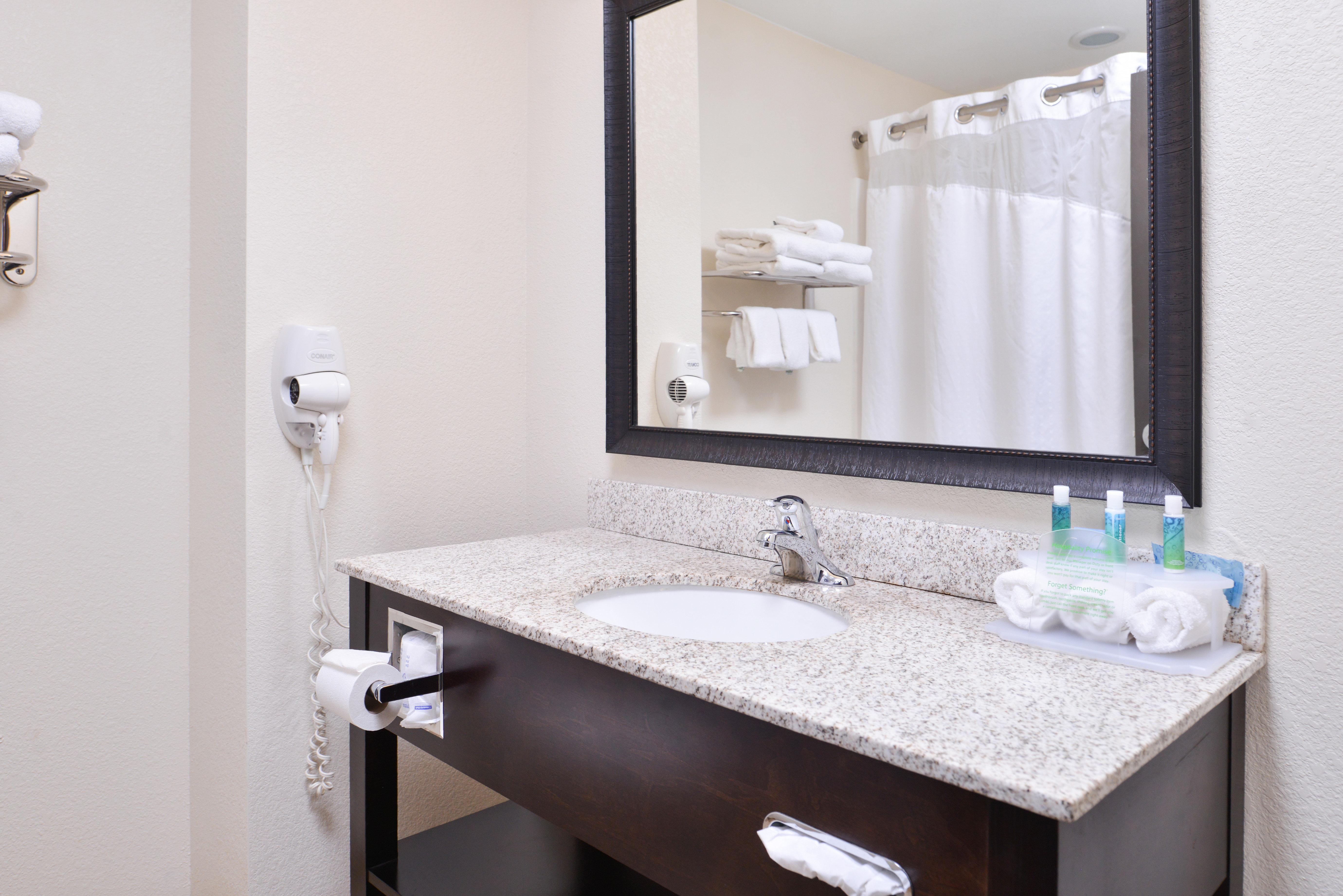 Holiday Inn Express & Suites Emporia Northwest By Ihg Bagian luar foto