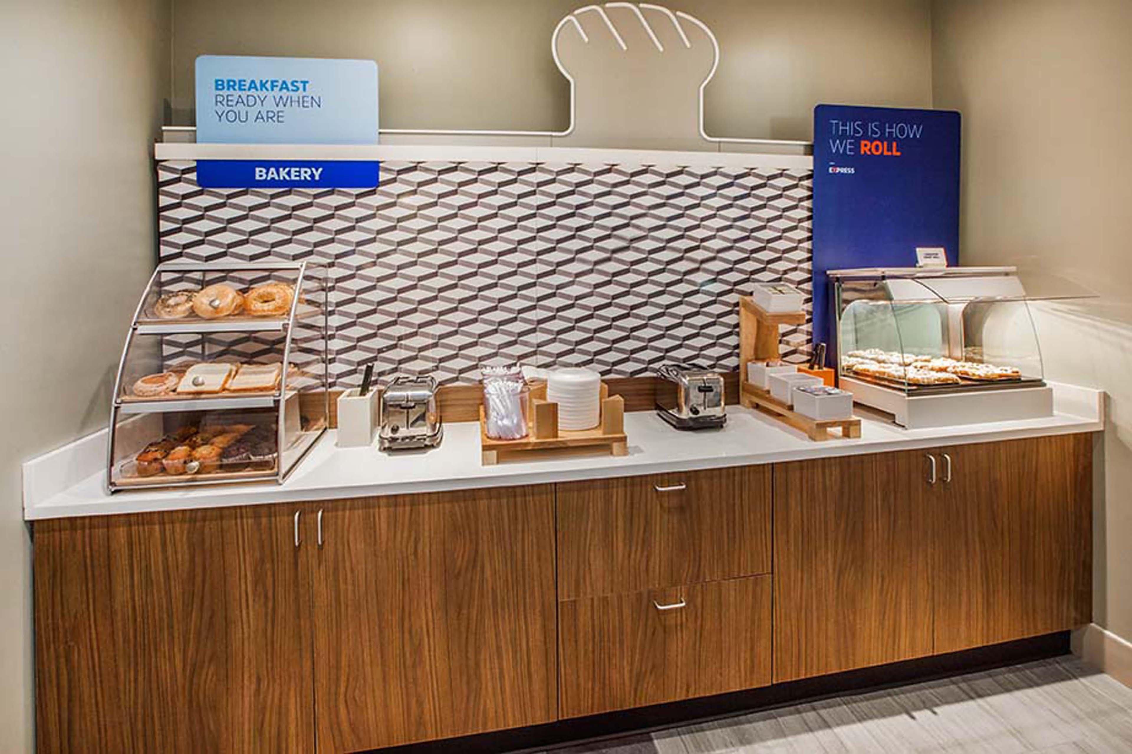 Holiday Inn Express & Suites Emporia Northwest By Ihg Bagian luar foto