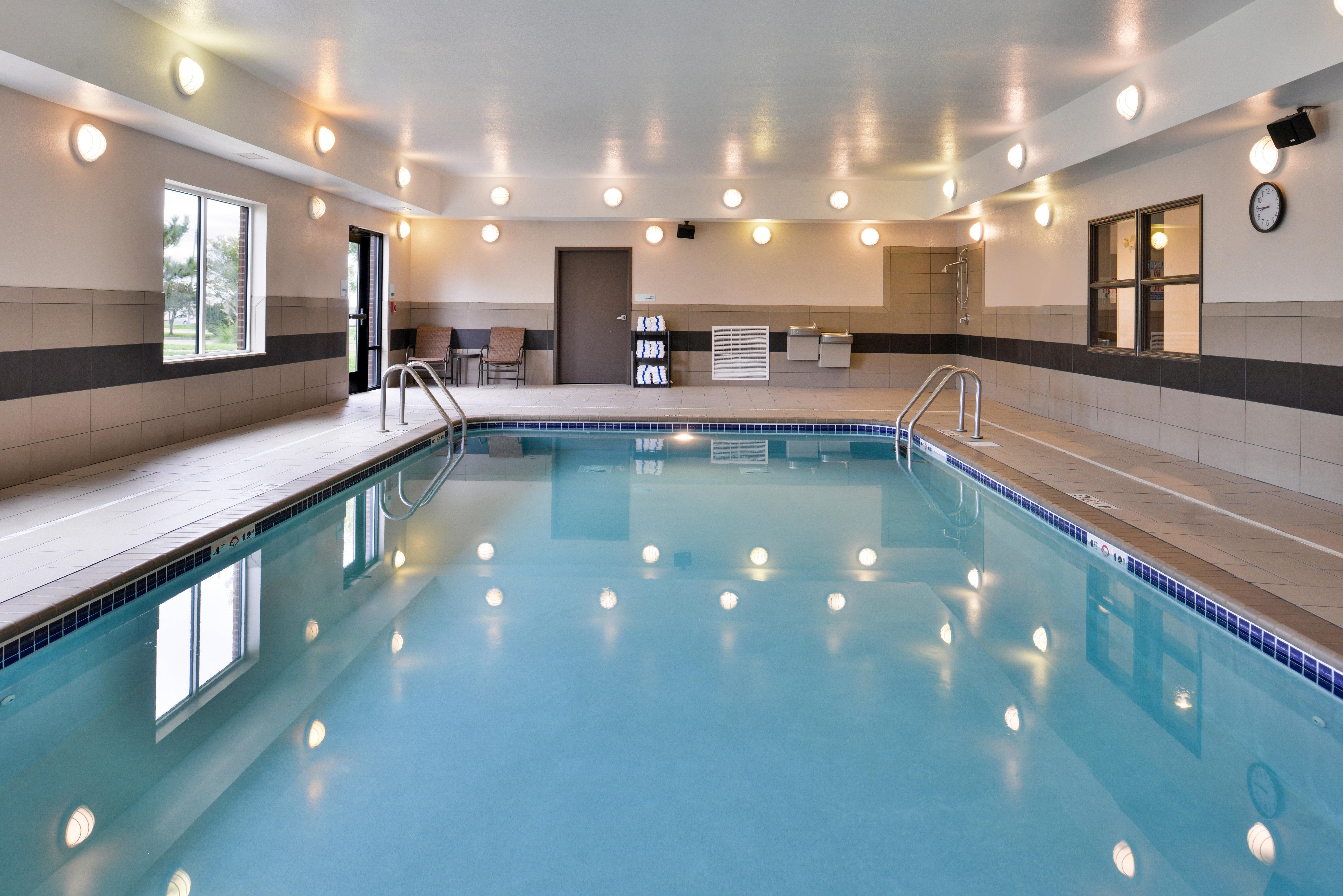 Holiday Inn Express & Suites Emporia Northwest By Ihg Bagian luar foto