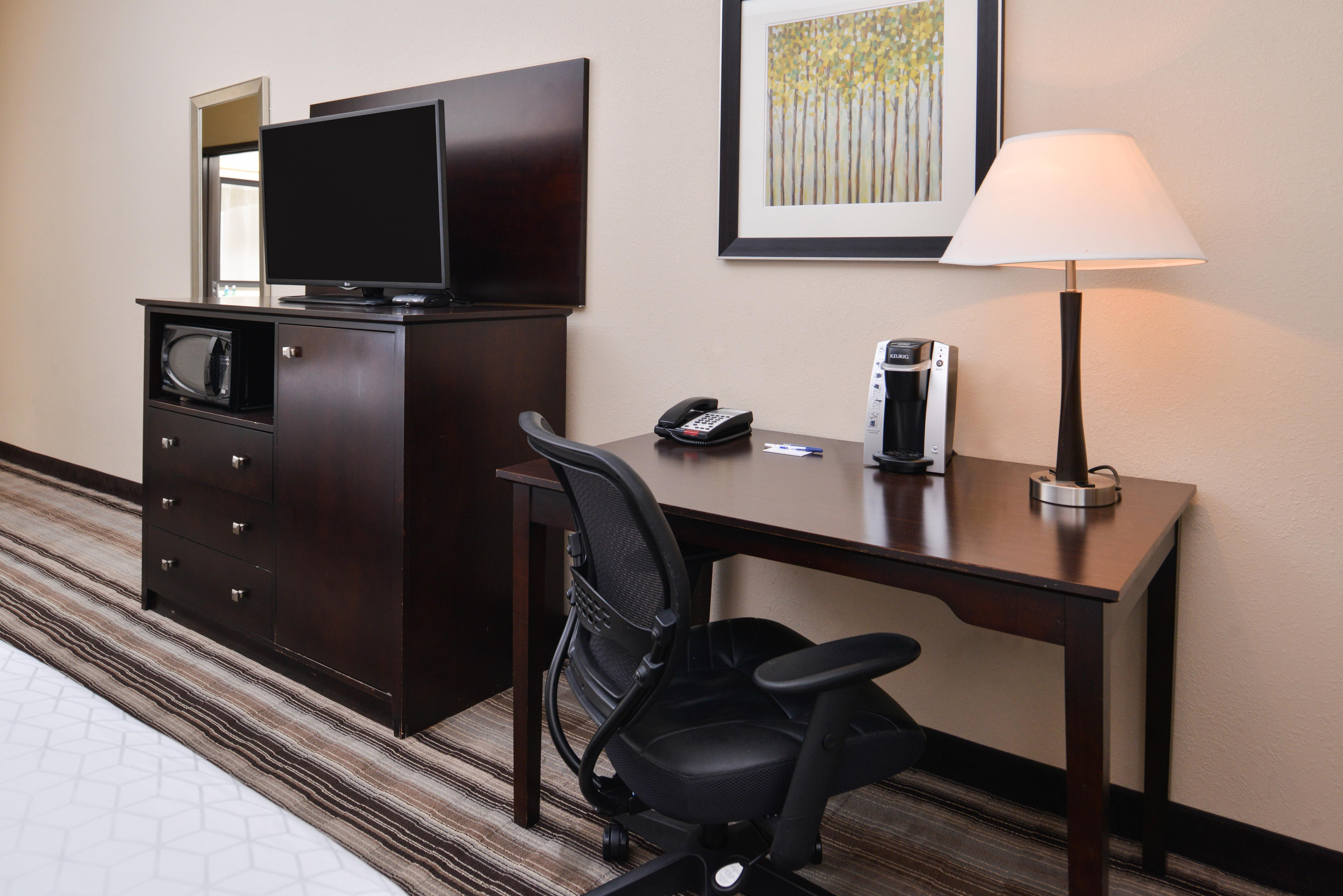 Holiday Inn Express & Suites Emporia Northwest By Ihg Bagian luar foto