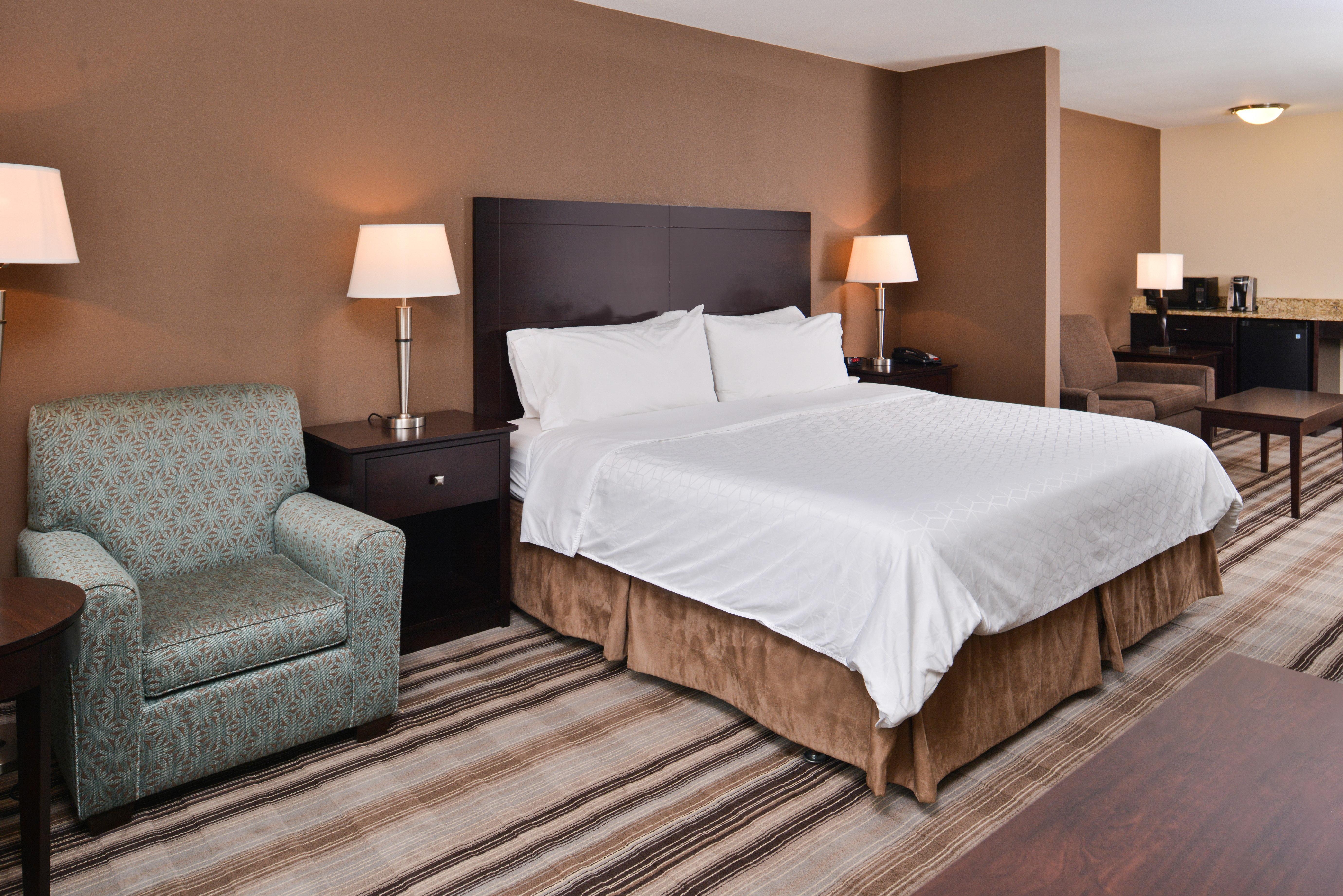 Holiday Inn Express & Suites Emporia Northwest By Ihg Bagian luar foto