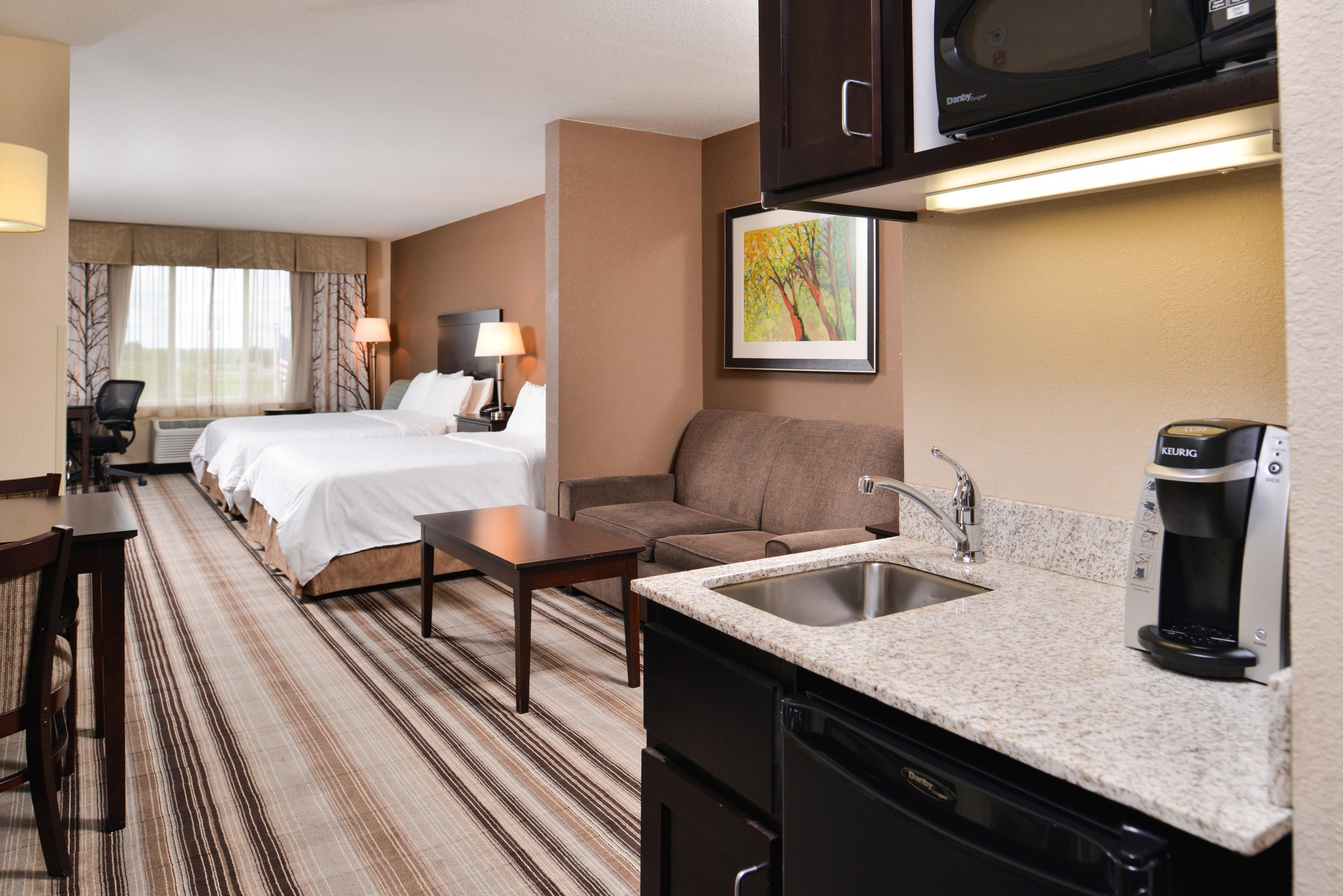 Holiday Inn Express & Suites Emporia Northwest By Ihg Bagian luar foto