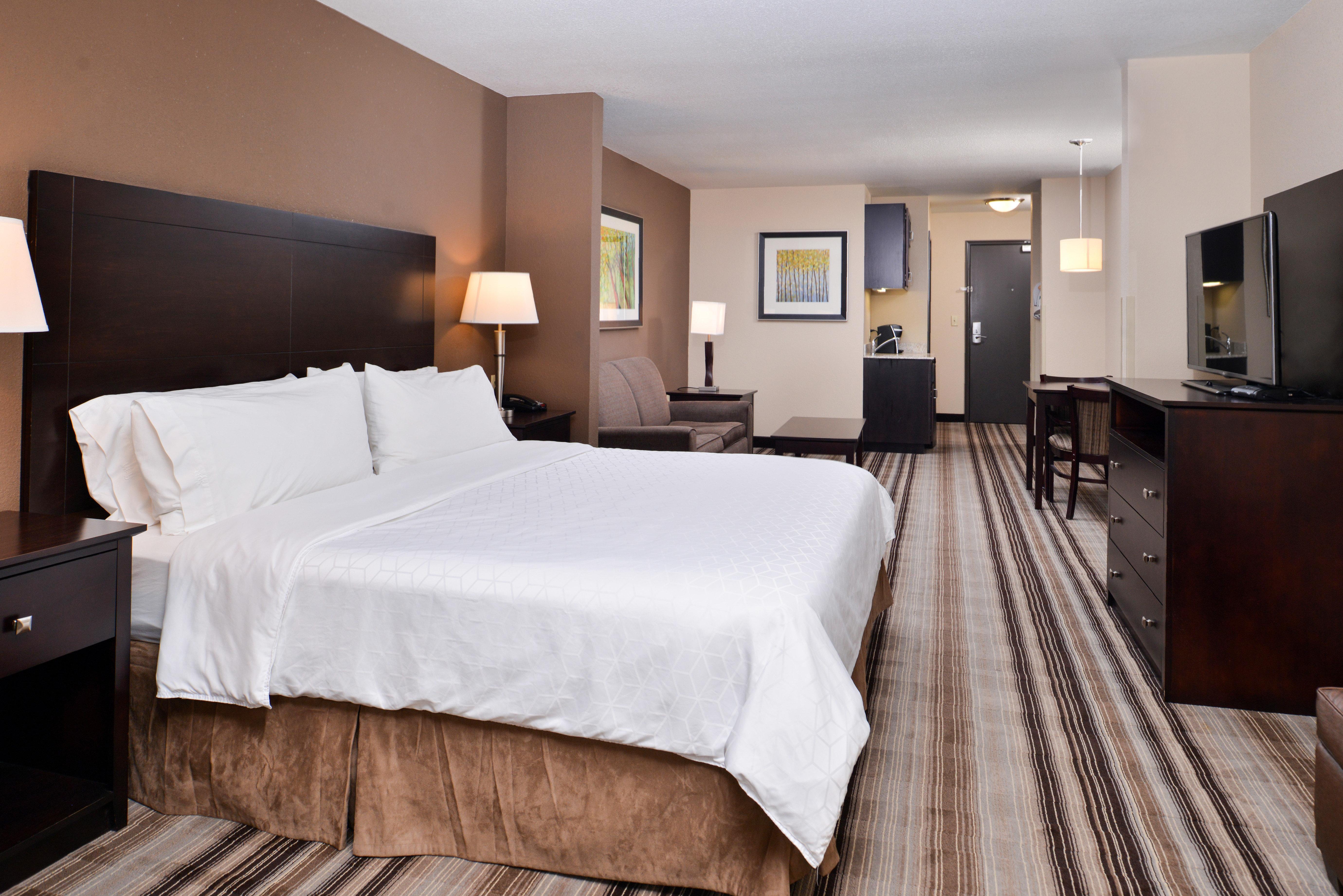 Holiday Inn Express & Suites Emporia Northwest By Ihg Bagian luar foto