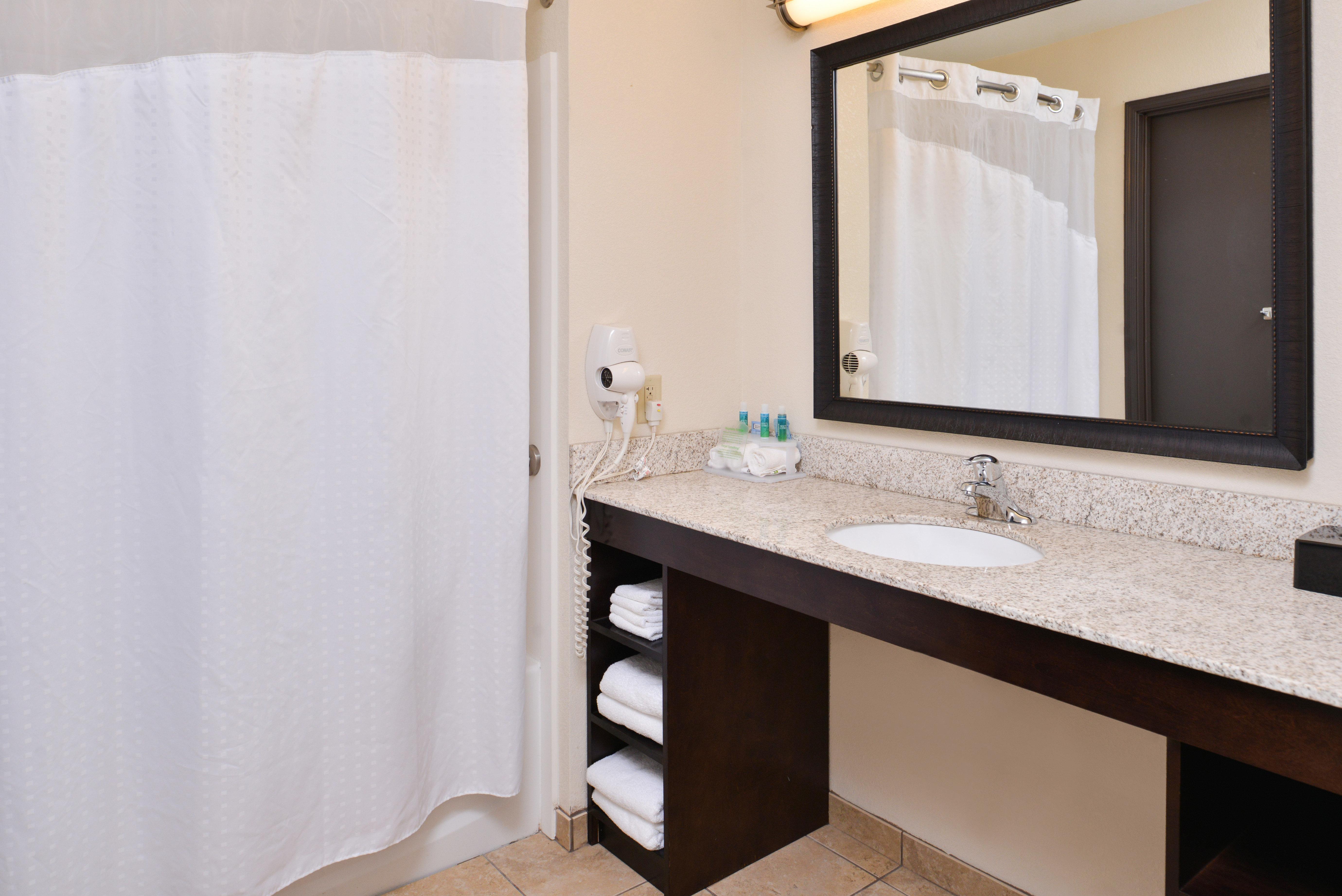 Holiday Inn Express & Suites Emporia Northwest By Ihg Bagian luar foto