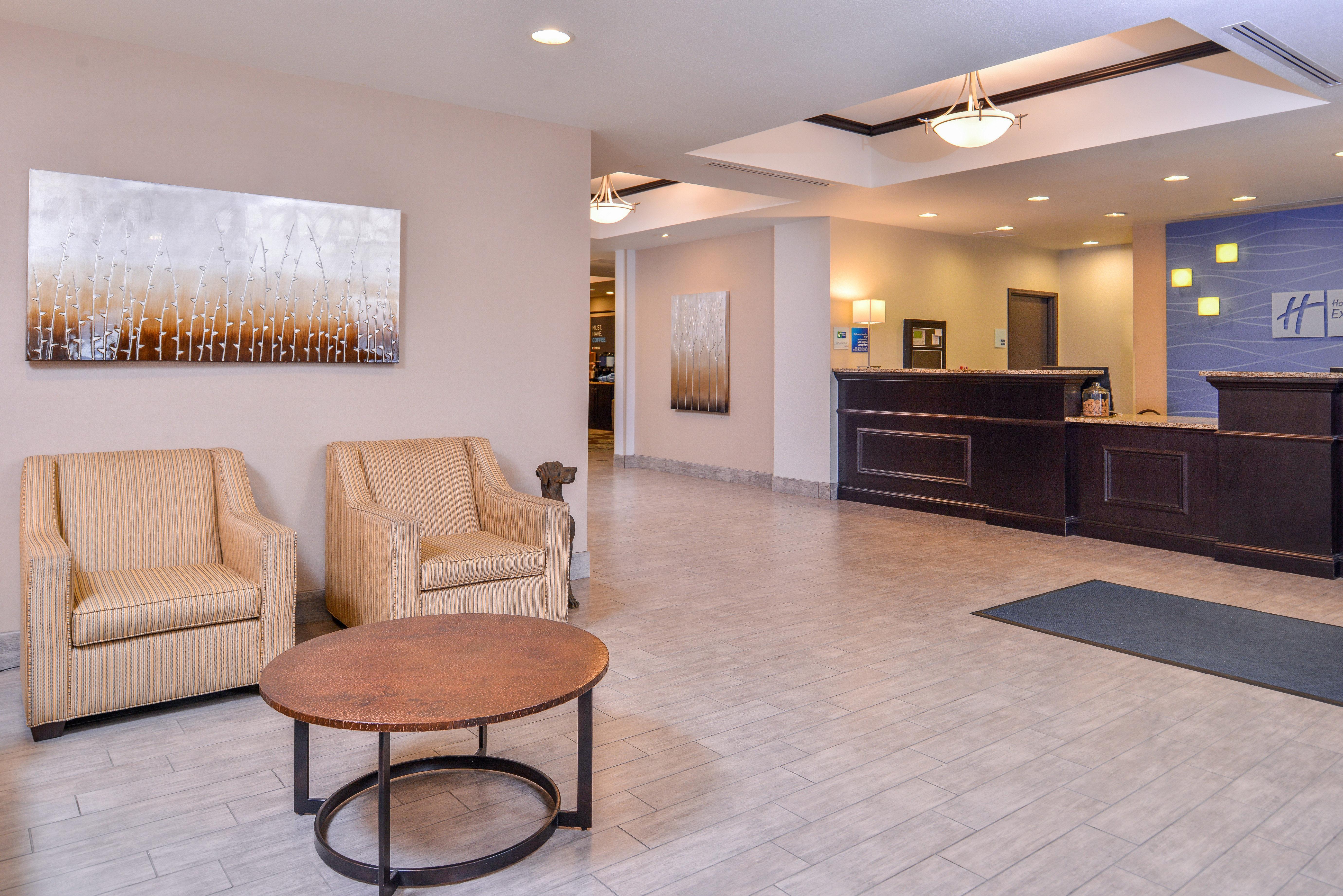 Holiday Inn Express & Suites Emporia Northwest By Ihg Bagian luar foto