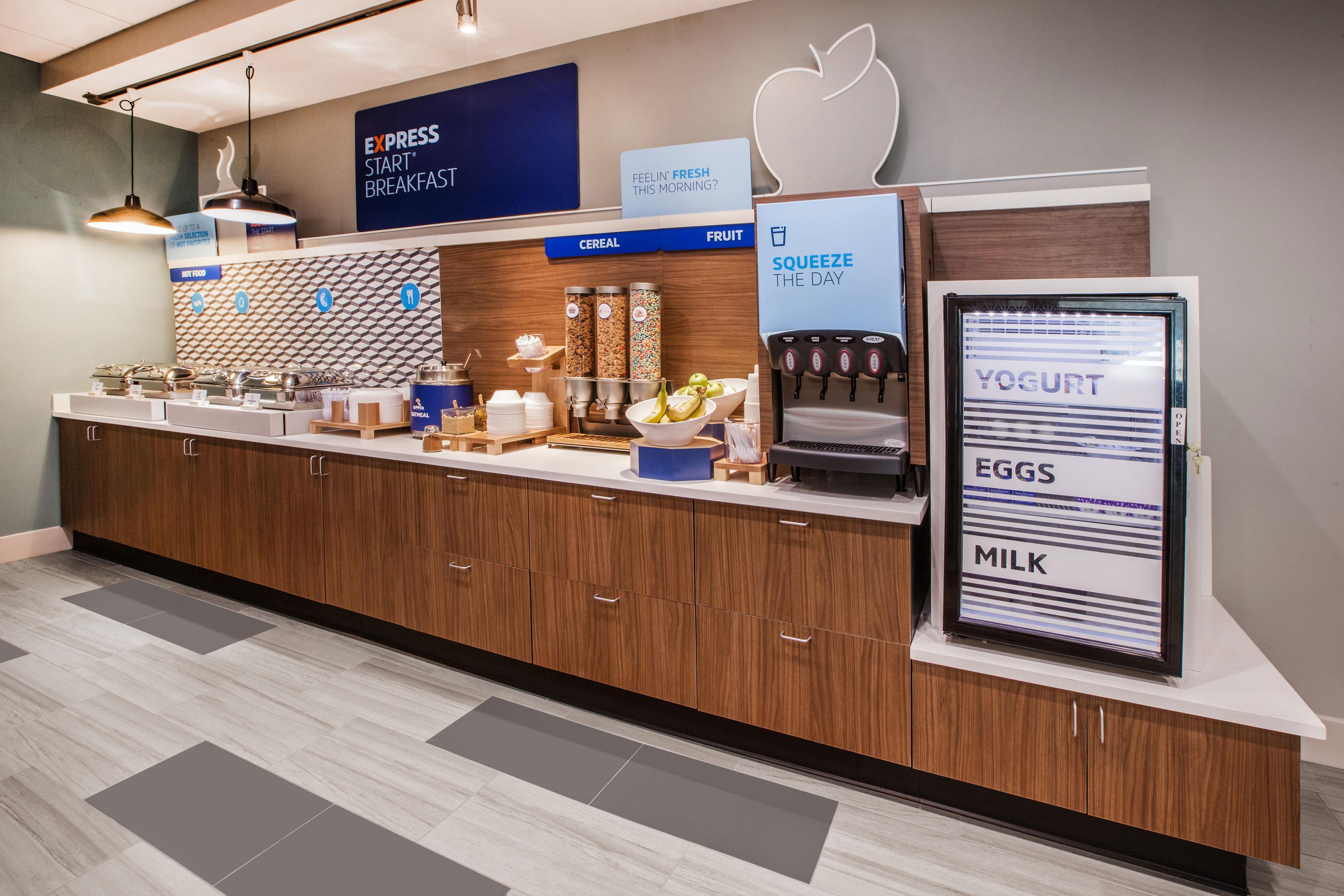 Holiday Inn Express & Suites Emporia Northwest By Ihg Bagian luar foto