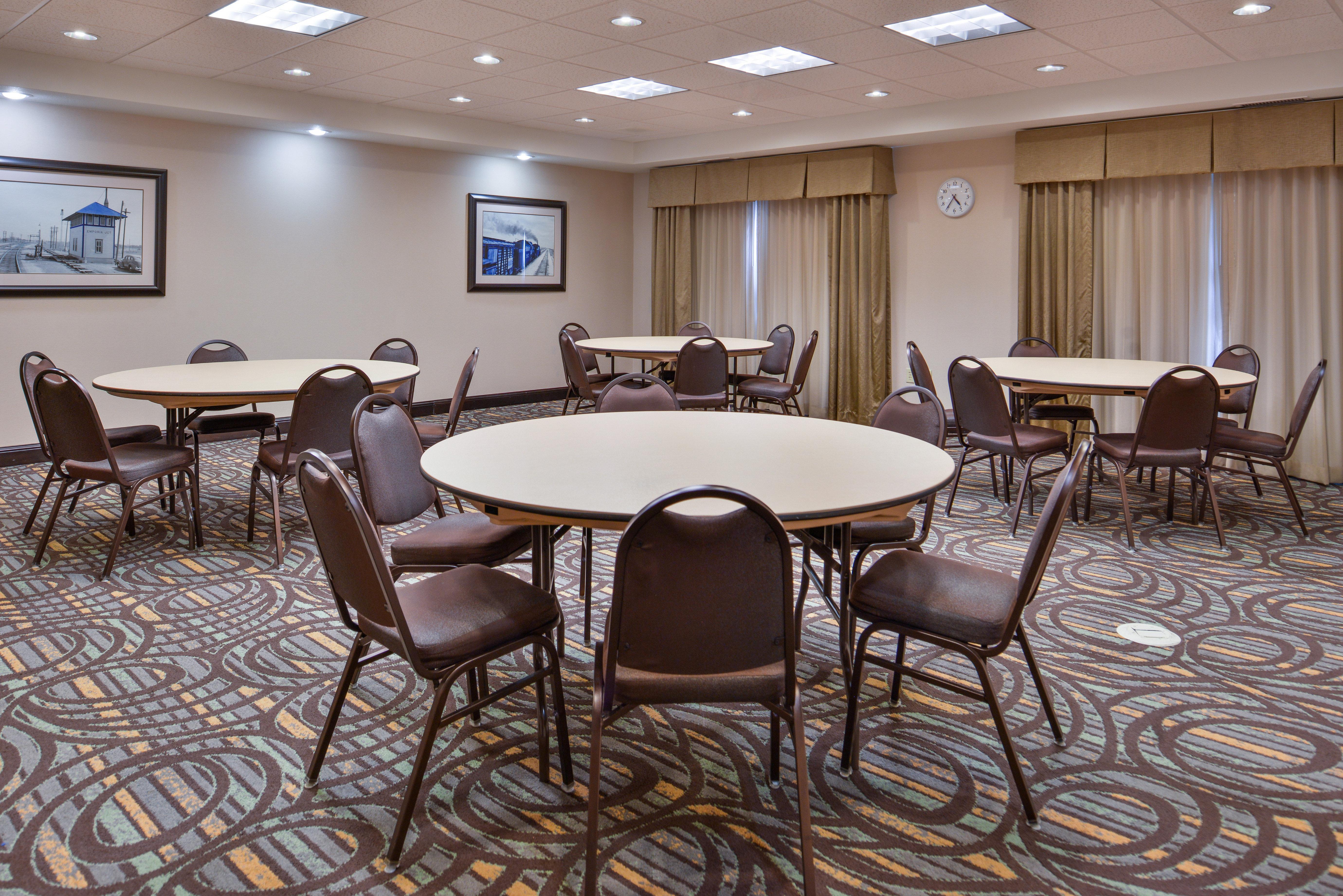 Holiday Inn Express & Suites Emporia Northwest By Ihg Bagian luar foto