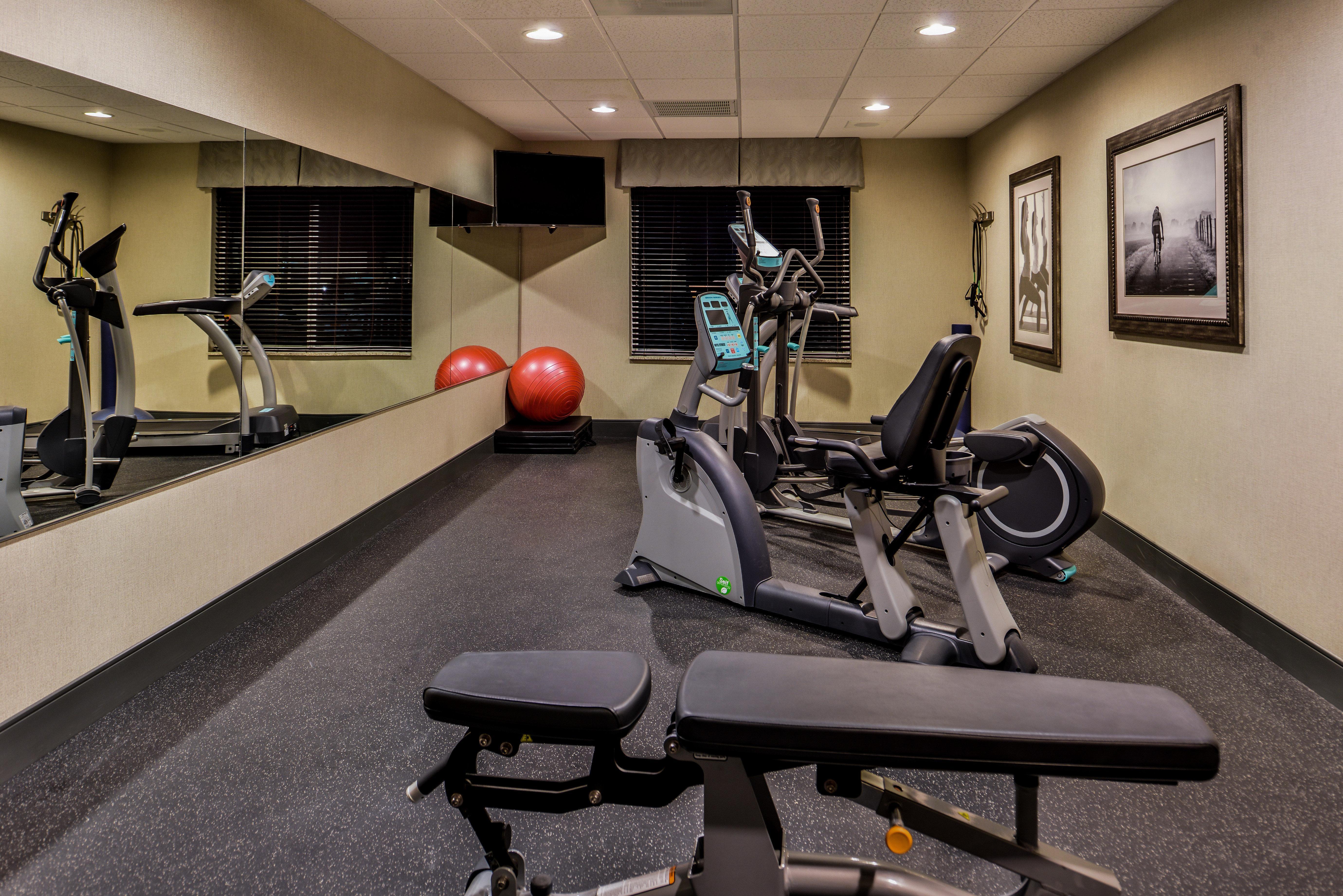 Holiday Inn Express & Suites Emporia Northwest By Ihg Bagian luar foto