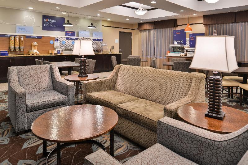 Holiday Inn Express & Suites Emporia Northwest By Ihg Bagian luar foto